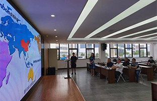 集萃（昆山）产业升级推进中心携电子科技大学专家赴亿万先生MR光电发展产学研对接